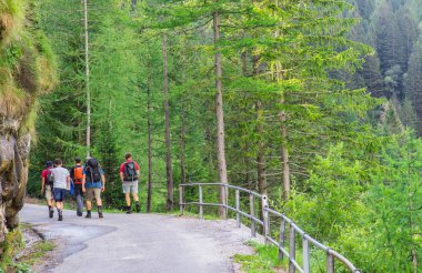 bir dağ yolda yürürken uzun yürüyüşe çıkan kimse 