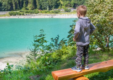 ufuk dağlarda yürüyüş sırasında tarama çocuk 
