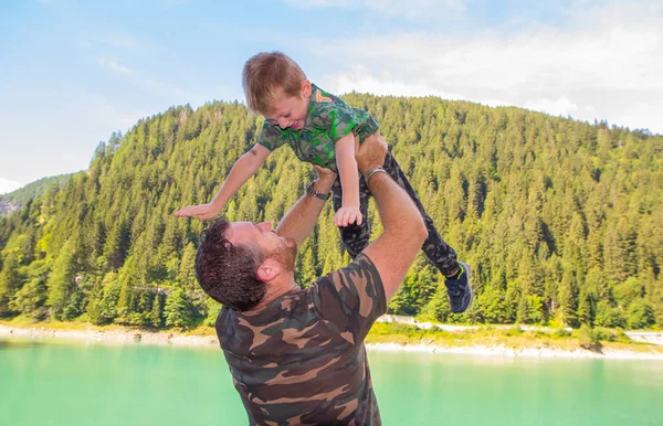 Vader Zoon Spelen Het Vliegtuig Bergen — Stockfoto