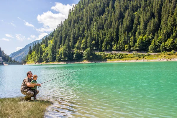 Pai Feliz Filho Pescando Juntos Lago Montanha — Fotografia de Stock