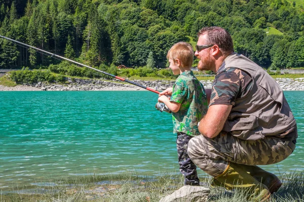 Šťastný Otec Syn Loví Společně Horské Jezero — Stock fotografie