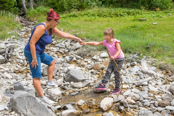 Mamma Aiuta Sua Figlia Attraversare Torrente Montagna — Foto Stock