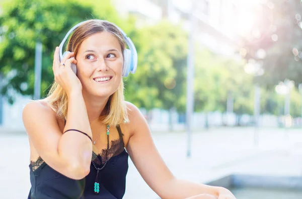 Beautiful Woman Listening Music Headphone — Stock Photo, Image