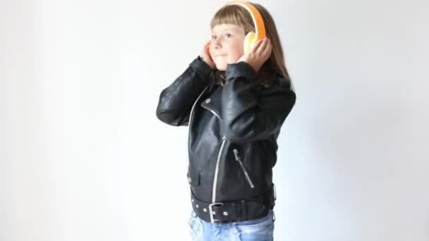 Jeune Fille Danse Écouter Musique Avec Casque — Video