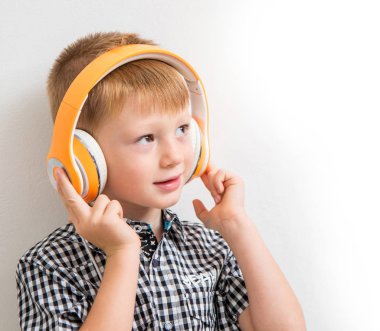 Genç çocuk kulaklık ile müzik dinlemek