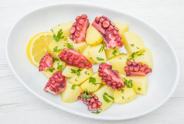 Köstlicher Teller Tintenfischsalat Mit Kartoffeln — Stockfoto