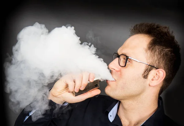 Homem Fumando Cigarro Eletrônico — Fotografia de Stock