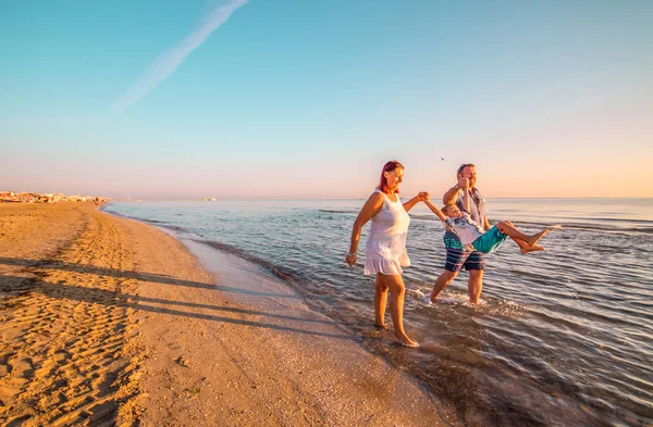 快乐的家庭在岸上玩耍 — 图库照片