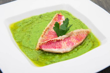 Bezelye çorbası ile kefal fileto