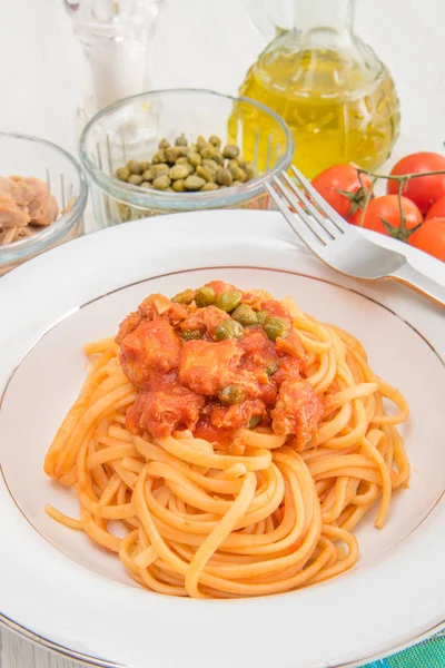 Spaghetti Sosem Tuńczyka Kaparami — Zdjęcie stockowe