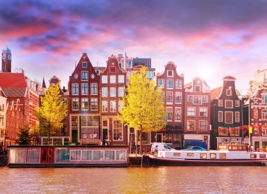 Amsterdam 'daki kanallardan biri.
