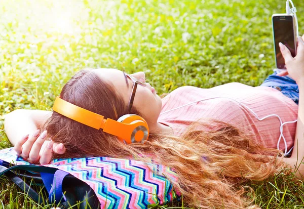 Schöne Mädchen Entspannen Und Hören Musik Den Kopfhörern Park — Stockfoto