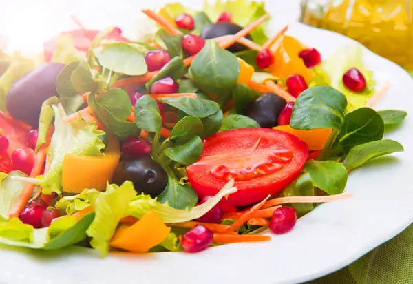 Ensalada Con Tomates Plato Blanco Sobre Mesa Madera —  Fotos de Stock