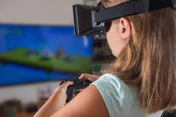 Lycklig Kvinna Med Virtuell Verklighet Headset Och Joystick Spelar Spel — Stockfoto