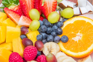 meyve salatası ile taze çilek, portakal, hindistancevizi, mango ve muz dilimlenmiş 