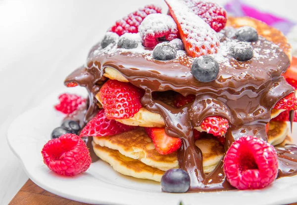 Pfannkuchen Mit Schokolade Und Frischen Beeren — Stockfoto