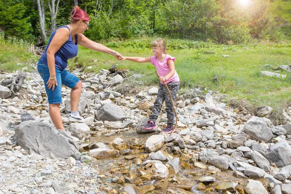 Mamma Hjälper Sin Dotter Att Korsa Fjällbäck — Stockfoto