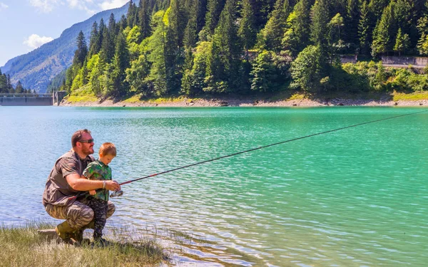 Fatherr と息子の湖での釣り — ストック写真