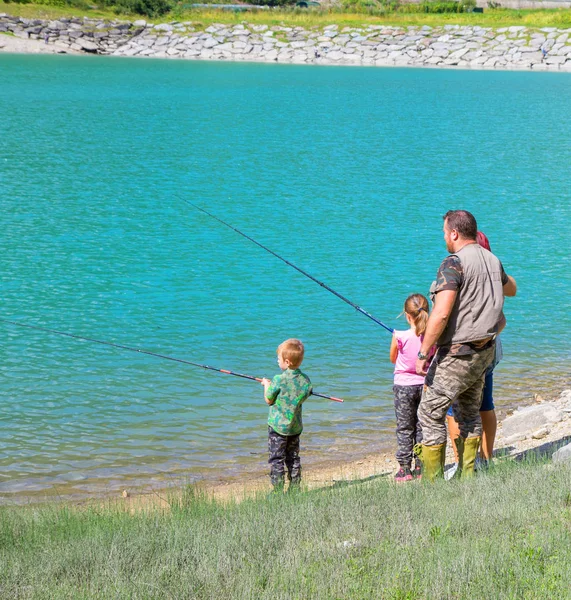 快乐的家庭一起钓鱼 — 图库照片