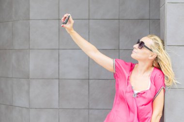 Güzel kadının selfie yapması