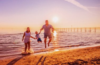 mutlu aile günbatımı ışık kıyısında atla