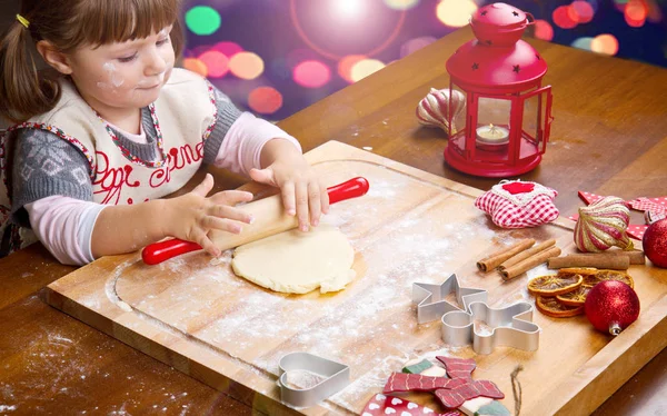 Κοριτσάκι Ψήσιμο Χριστουγέννων Μπισκότα Κοπής Ζαχαροπλαστικής Έναν Κόπτη Μπισκότων — Φωτογραφία Αρχείου