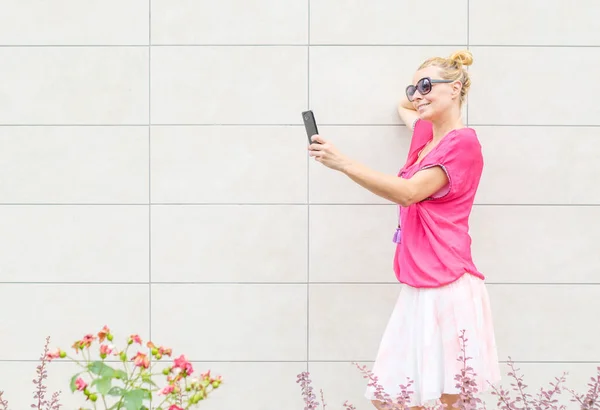 Beautiful Woman Doing Selfie — Stock Photo, Image