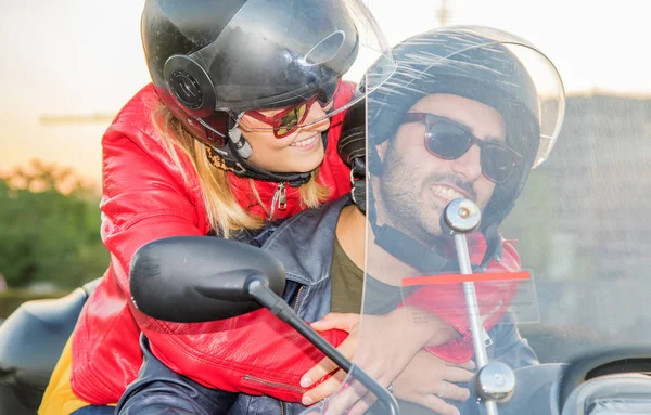 Casal Feliz Amor Andando Scooter Juntos — Fotografia de Stock