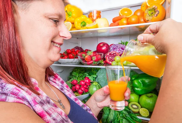 Γυναίκα Που Χύνει Χυμό Φρούτων Από Ψυγείο — Φωτογραφία Αρχείου