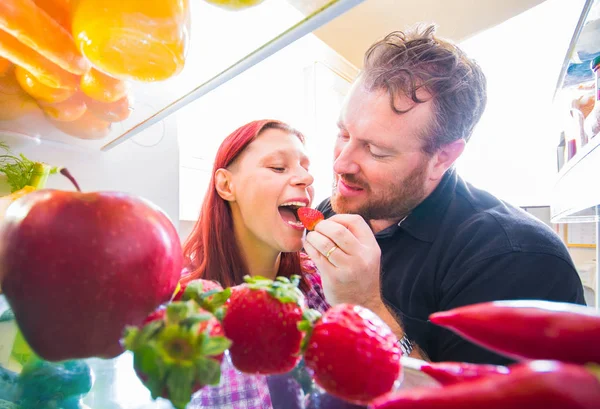 Coppia Felice Davanti Frigorifero Aperto Mangiare Frutta — Foto Stock