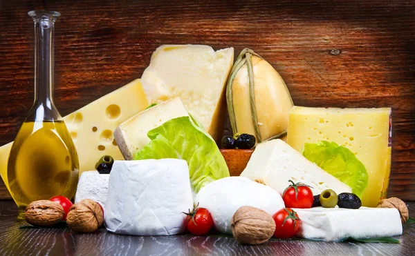 Queijo Misto Com Azeite Azeitona Noz Sobre Mesa Madeira — Fotografia de Stock