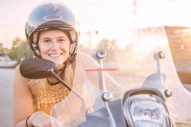 scooter genç gülümseyen kız