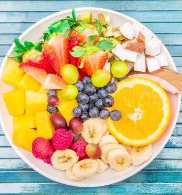 meyve salatası ile taze çilek, portakal, hindistancevizi, mango ve muz dilimlenmiş 