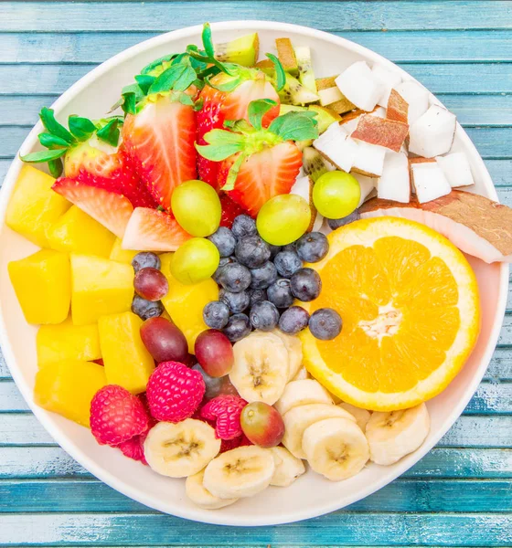 Obstsalat Mit Frischen Beeren Orangen Kokosnüssen Mango Und Bananenscheiben — Stockfoto