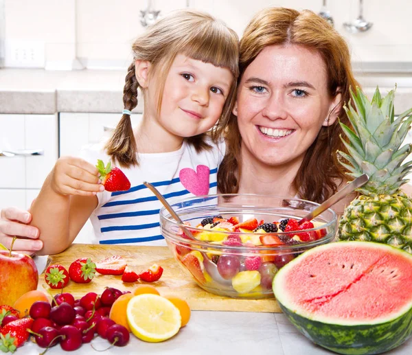 Mutter Schenkt Dem Kleinen Mädchen Obstsalat Der Küche — Stockfoto