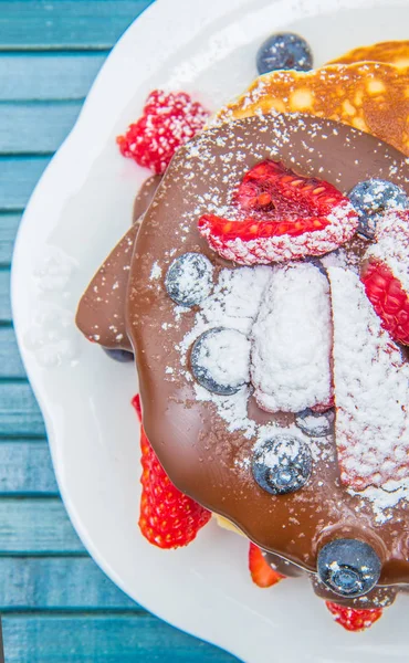 Pfannkuchen Mit Schokolade Und Frischen Beeren — Stockfoto