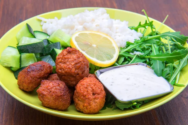 Plato Vegano Con Albóndigas Soja Pepino Arroz Salsa Yogur — Foto de Stock