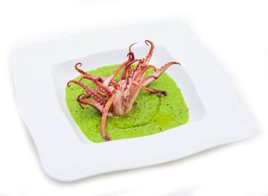 mürekkep balığı dokunaçları ile bezelye çorbası