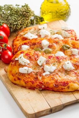 Tris malzemelerle ahşap üzerine karışık pizza