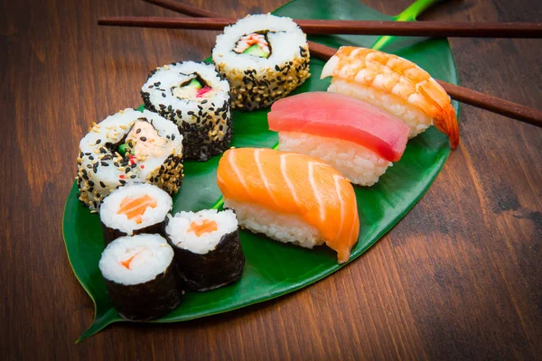 Maki Nigiri Sushi Ingesteld Groene Blad Achtergrond Close — Stockfoto