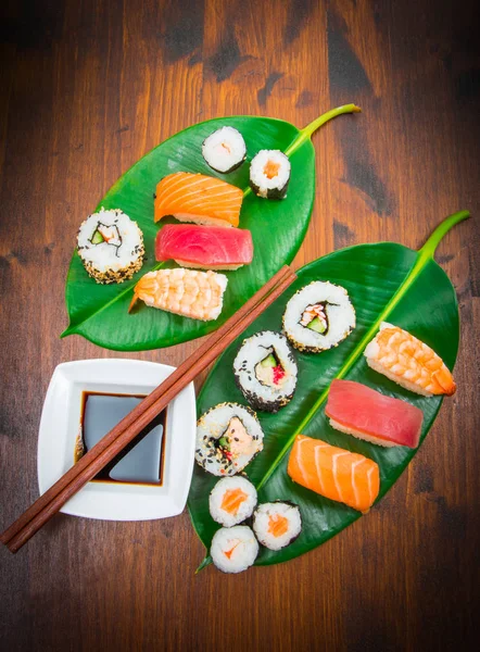 Maki Nigiri Sushi Sobre Fondo Hoja Verde Cerca —  Fotos de Stock