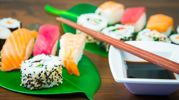 Maki Nigiri Sushi Sobre Fondo Hoja Verde Cerca —  Fotos de Stock