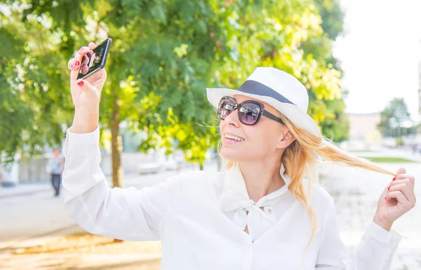 Mujer Moda Haciendo Selfie —  Fotos de Stock