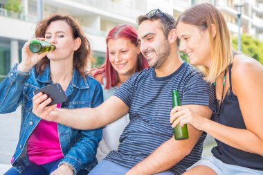 bir bira ve whatching telefon içme arkadaş grubu