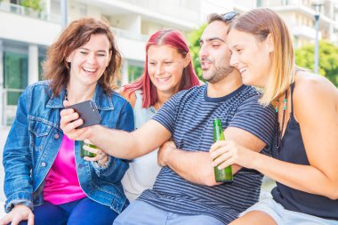 bir bira ve whatching telefon içme arkadaş grubu