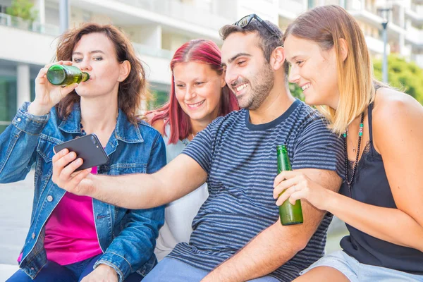 Group Friend Drinking Beer Whatching Phone — Stock Photo, Image