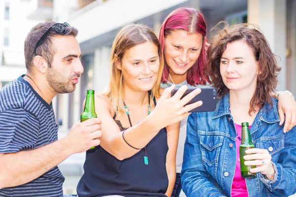 Group Friend Drinking Beer Whatching Phone — Stock Photo, Image