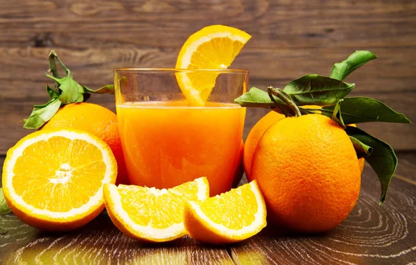 Verre Jus Orange Frais Oranges Sur Fond Bois — Photo