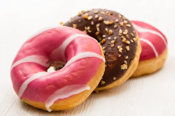 Geassorteerde Donuts Met Chocolade Witte Houten Achtergrond — Stockfoto