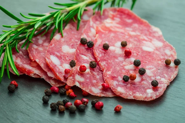Fette Salame Con Pepe Rosso Nero Legno — Foto Stock